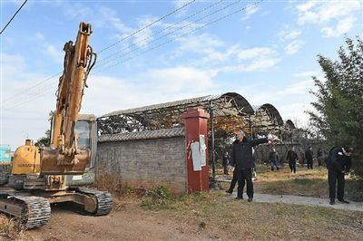   麒麟区人民法院对涉案房屋、大棚及农作物进行清理，图为强制拆除大棚现场。