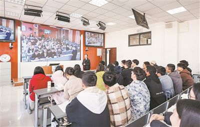 图为西南交通大学教师张燕与西藏大学教师程刚异地同上一堂课。 鞠红伟摄