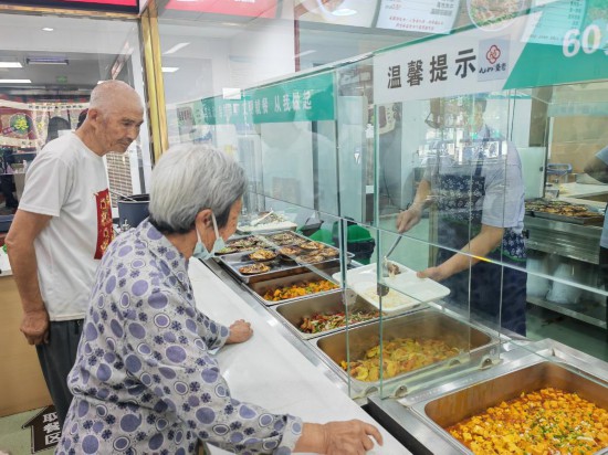 老年人在清水湾社区食堂就餐。新华社记者 邹欣媛 摄