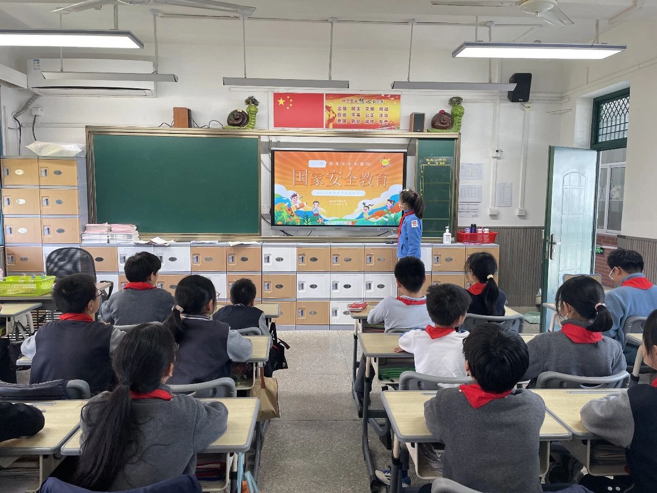 上海市闵行区平阳小学举办国家安全教育主题班会。