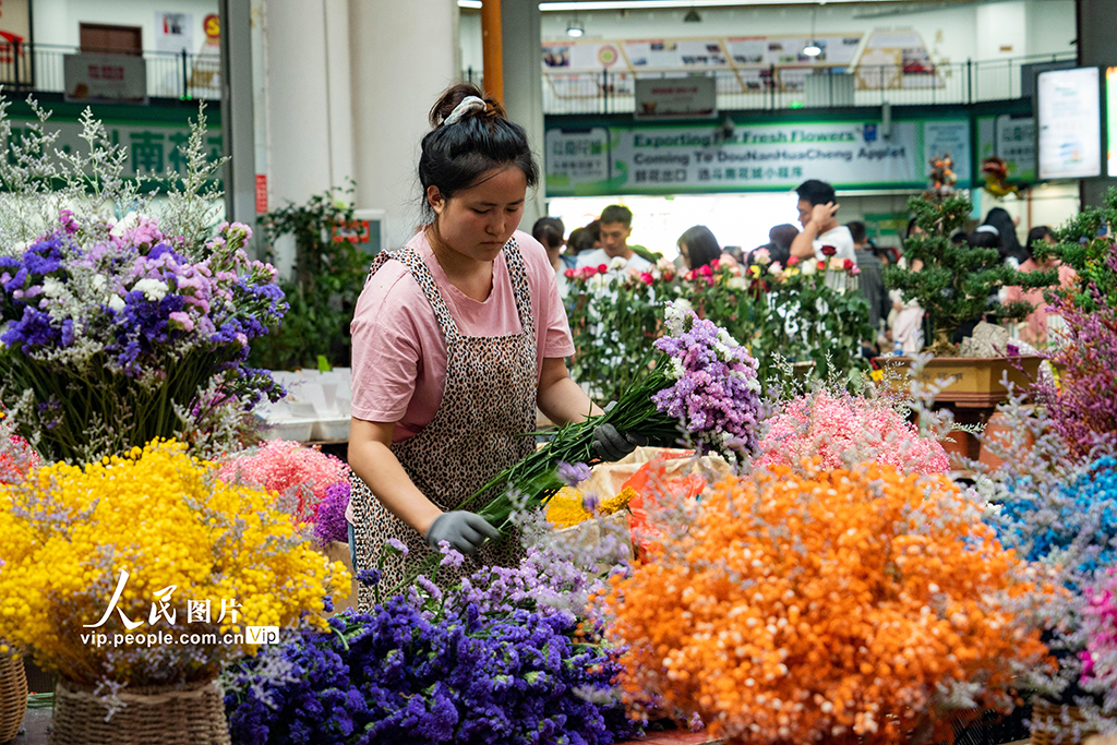 云南昆明：斗南花卉市场人头攒动