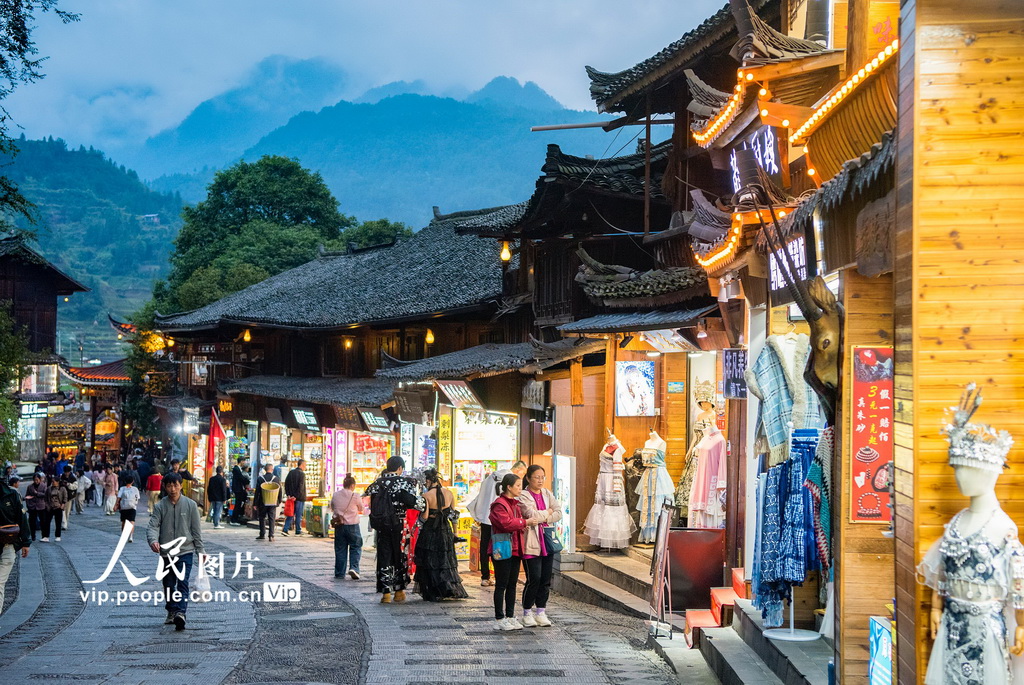 贵州雷山：西江千户苗寨夜景璀璨