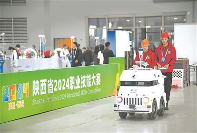 参赛选手在陕西省2024职业技能大赛新能源汽车智能化技术赛项比赛中。新华社记者 张博文摄