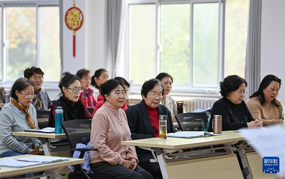 ?西安市未央区西重所社区夕阳红合唱团的成员在社区多功能活动室排练歌曲（11月21日摄）。