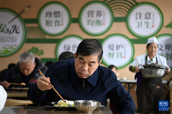 居民在西安市未央区浐灞半岛社区食堂用餐（11月21日摄）。