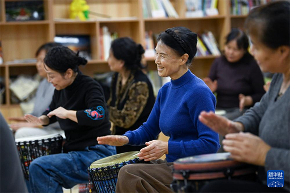 居民在西安市未央区凤凰城社区养老服务站上手鼓课（11月21日摄）。