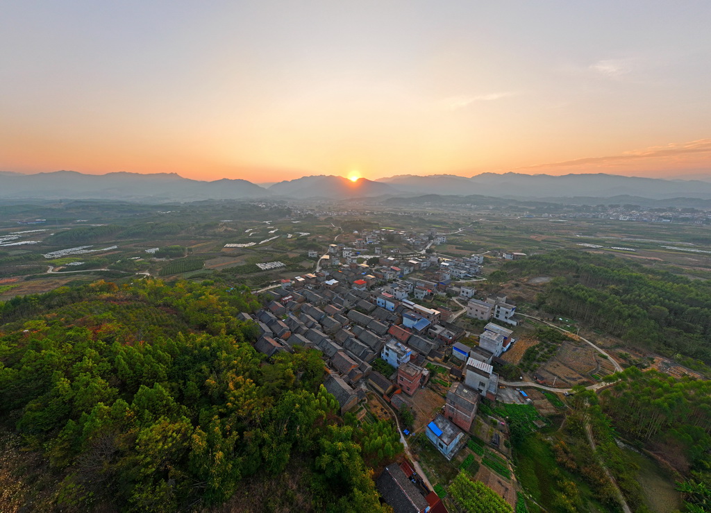 金秀县桐木镇那安村龙腾屯景色（12月19日摄，无人机照片）。