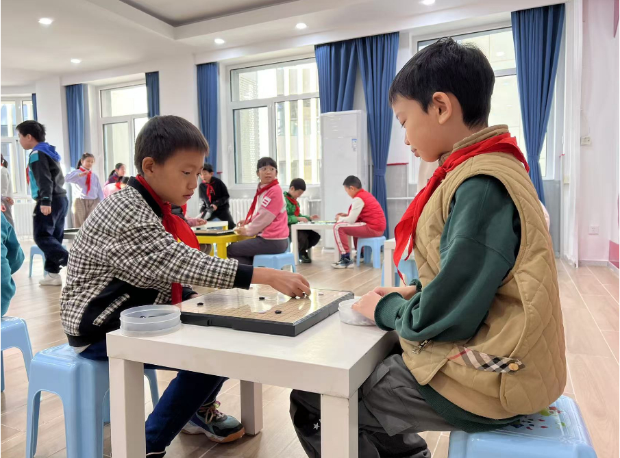 学生们在少先队大厅下围棋。人民网 白炅摄