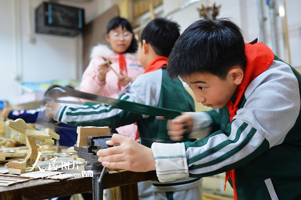 山东青岛：“木工课堂”学技能