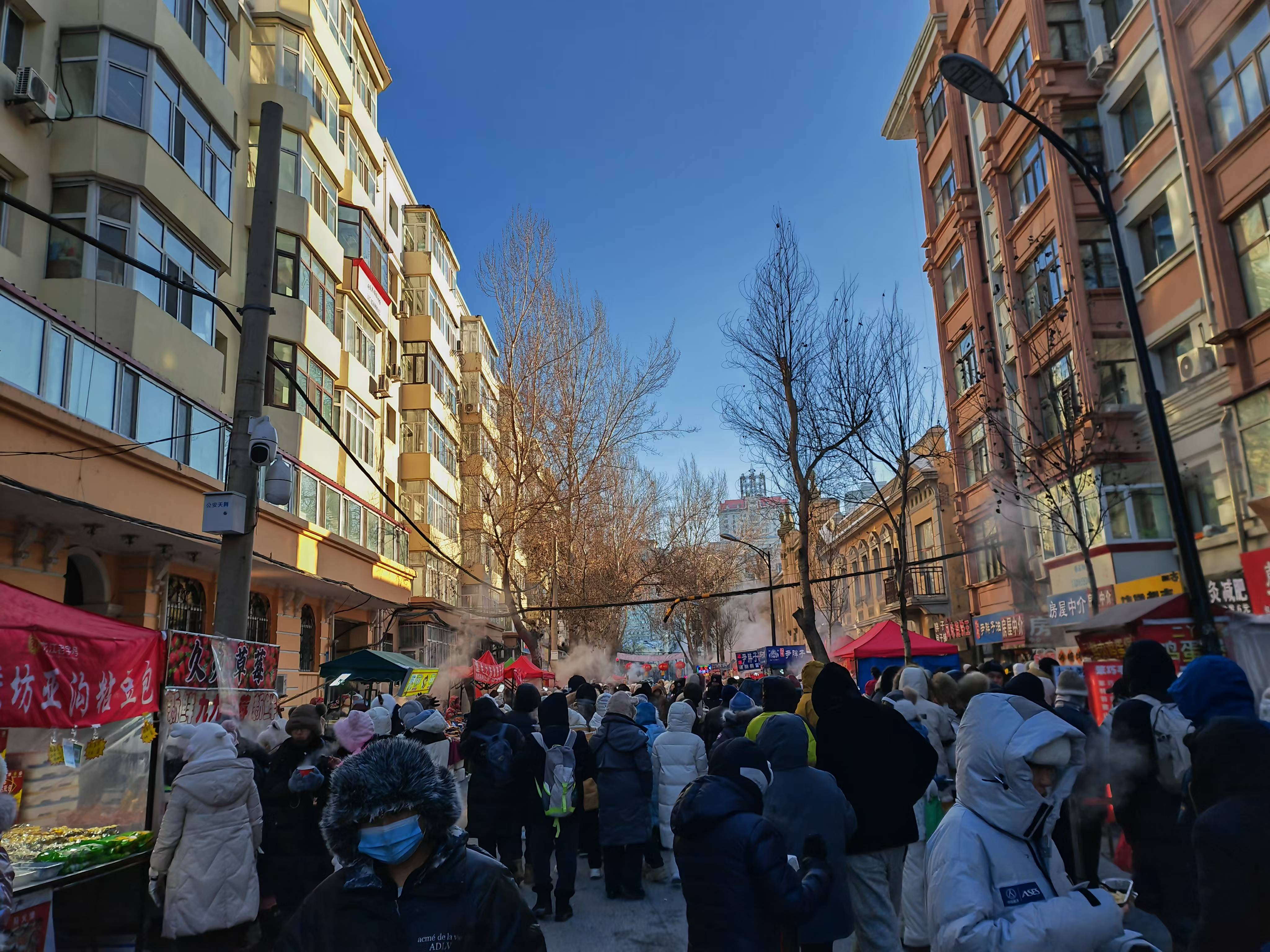 哈尔滨红专街早市，人来人往非常热闹。人民网记者 王天乐摄