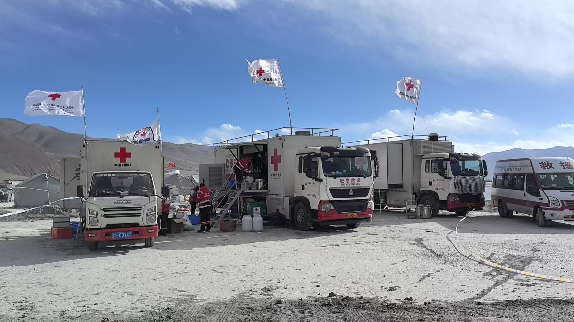 红十字供餐车正在准备餐食。中国红十字会总会供图