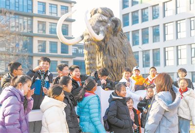 图为科研人员为学生讲解科学家“复活”猛犸象的最新进展。张进刚摄