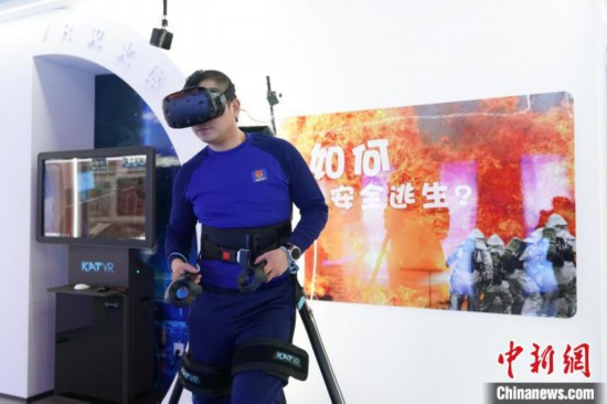 图为消防员利用VR展示火灾如何逃生。中新社记者 赵宇航 摄