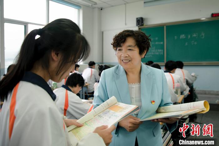 为了让更多的贫困学子圆梦，这位老师做了这么多……