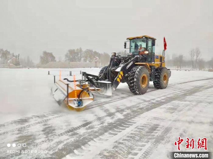 图为断进行清雪作业。　张铁牛供图